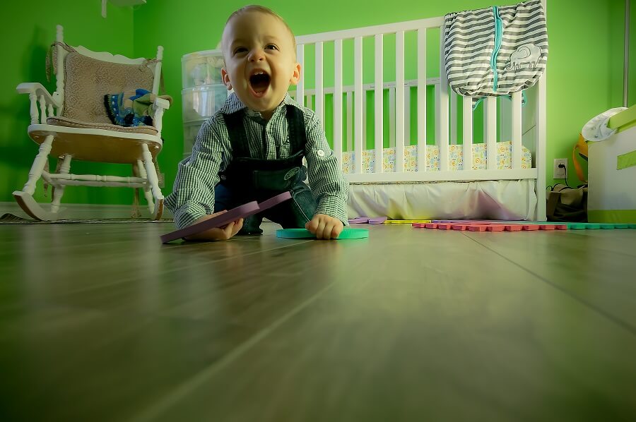 Aprenda a deixar a decoração de um quarto infantil mais alegre, sem precisar gastar muito